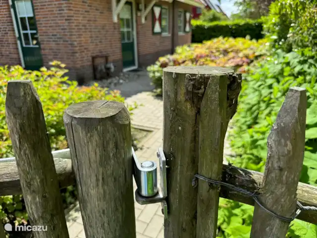 Volledig omheinde tuin met toegangspoortje.
Kom binnen....
